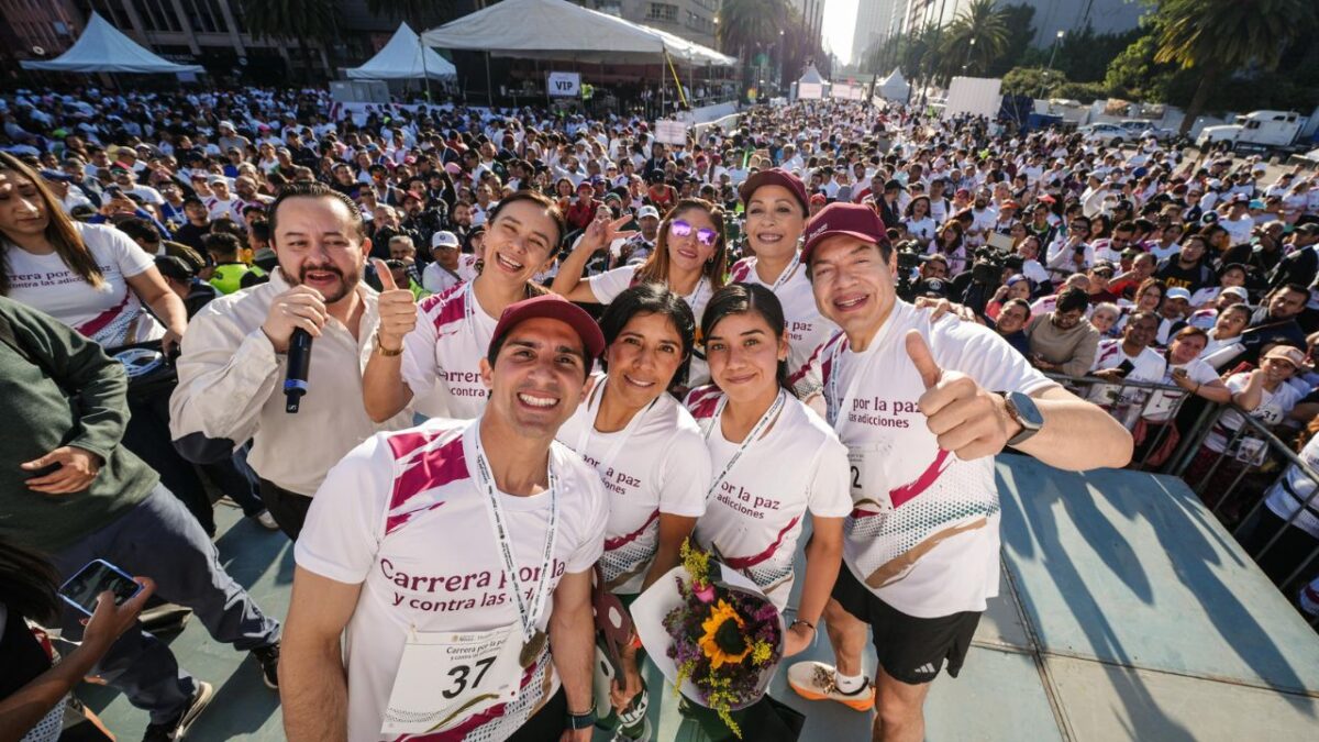 Entre estudiantes, docentes, deportistas profesionales y servidores públicos se llevó a cabo este domingo la carrera por la Paz y contra las Adicciones organizada por la Secretaría de Educación Pública (SEP) y en la que participaron más de 10 mil personas, de acuerdo con cifras oficiales.