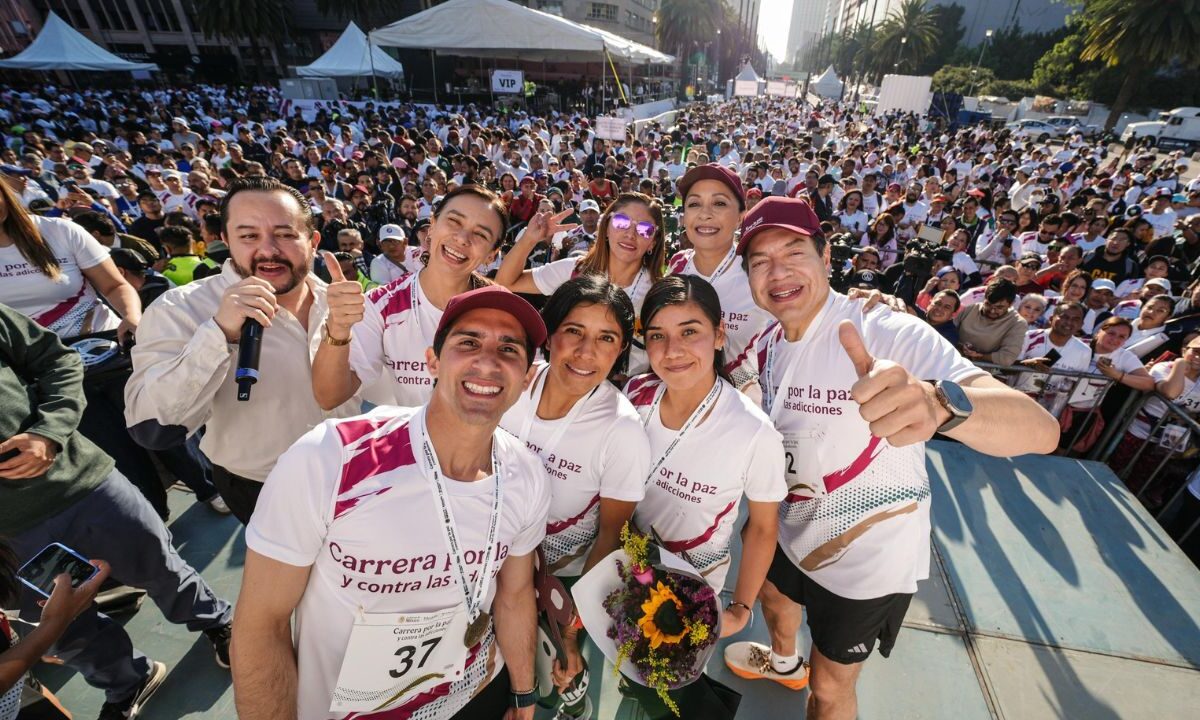 Entre estudiantes, docentes, deportistas profesionales y servidores públicos se llevó a cabo este domingo la carrera por la Paz y contra las Adicciones organizada por la Secretaría de Educación Pública (SEP) y en la que participaron más de 10 mil personas, de acuerdo con cifras oficiales.