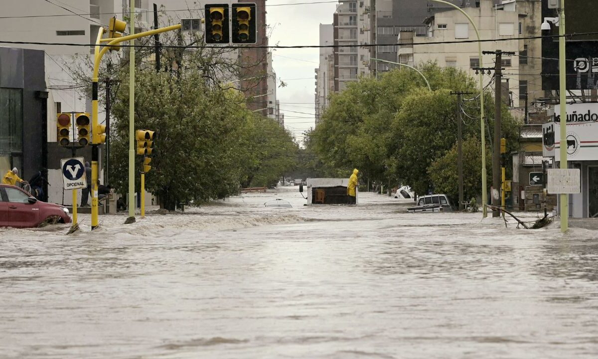 Diez personas murieron y más de mil 300 fueron evacuadas en Bahía Blanca, en el sur de la provincia de Buenos Aires, Argentina por fuertes lluvias que inundaron casas y hospitales, destruyeron caminos y llevaron a las autoridades a cortar el suministro eléctrico por seguridad.
