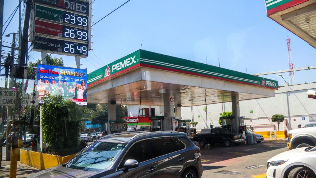 El 68.8% de estaciones de servicio vende en menos de $24 pesos el litro de gasolina regular, detalló la Profeco en la conferencia mañanera