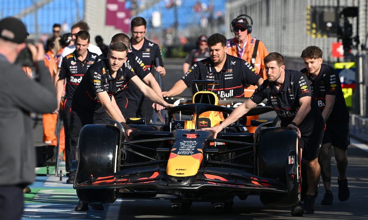 Sergio Pérez debutó en Fórmula 1 el 2011 en el Gran Premio de Australia, donde hizo un séptimo lugar pero después fue descalificado por un problema en el alerón trasero de su auto