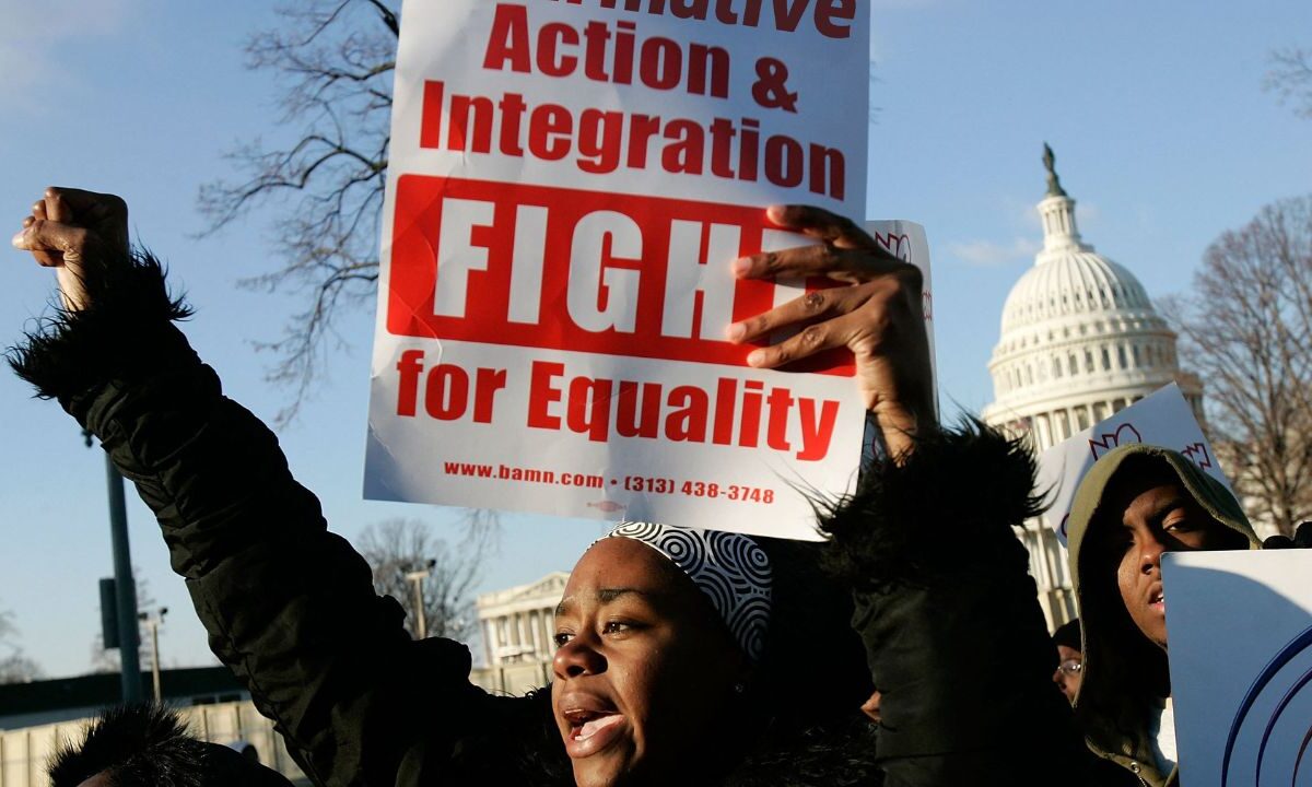 La medida de Trump, aunque no legaliza la segregación, envía un mensaje alarmante en un país con divisiones raciales.