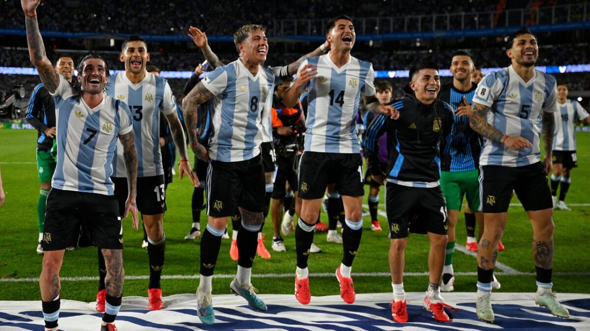 Julián Álvarez (4), Enzo Fernández (12), Alexis Mac Allister (37) y Giuliano Simeone (71) anotaron los goles para la holgada victoria de Argentina