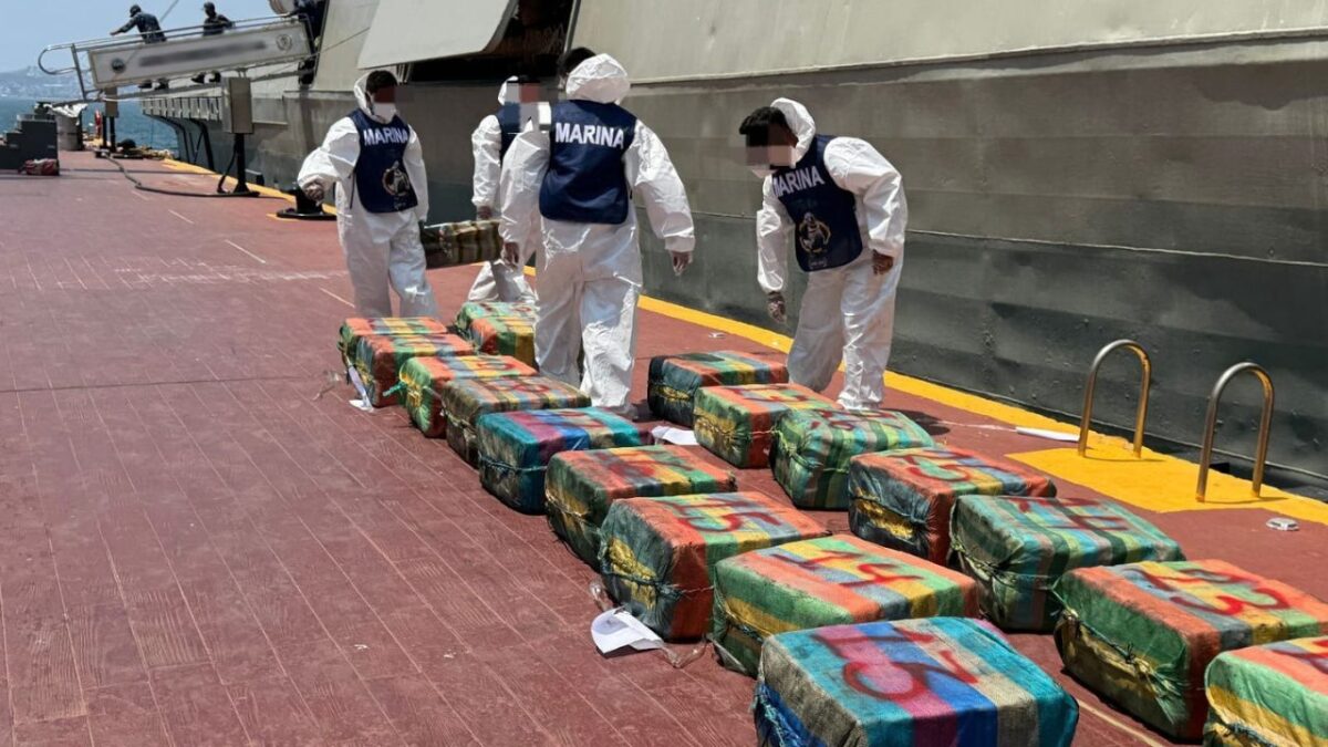 Detienen a cinco personas, a quienes se les aseguró una embarcación con alrededor de 1,800 kg de aparente cocaína