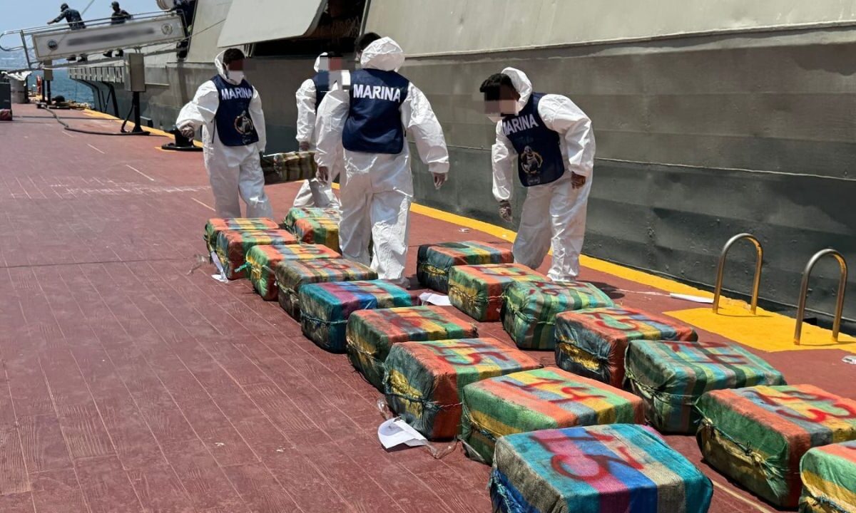 Detienen a cinco personas, a quienes se les aseguró una embarcación con alrededor de 1,800 kg de aparente cocaína