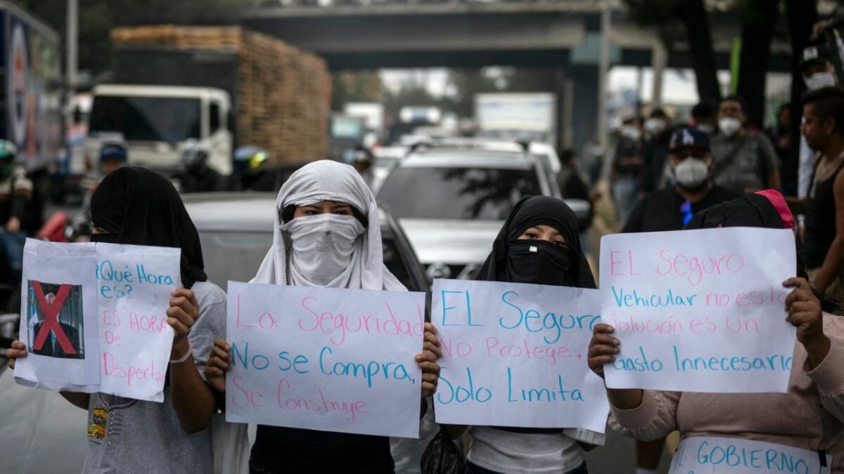 Manifestantes bloquean una calle durante una protesta contra el seguro vehicular obligatorio en la Ciudad de Guatemala