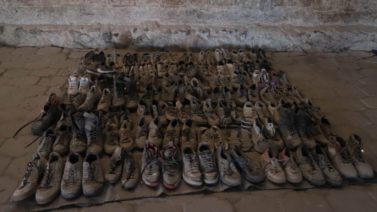 La Fiscalía del Estado de Jalisco difundió unas imágenes de las prendas y zapatos que han sido localizados en el crematorio clandestino, ubicado dentro del rancho Izaguirre Ranch