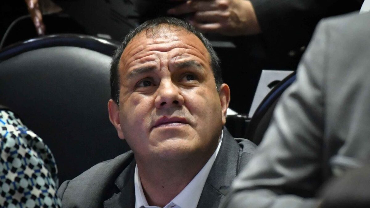 Cuauhtémoc Blanco, diputado de Morena, observa el tablero de votación, durante la sesión ordinaria de la Cámara de Diputados en la que se fue desechado el dictamen para el desafuero