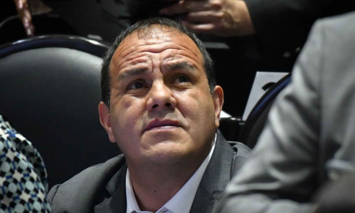 Cuauhtémoc Blanco, diputado de Morena, observa el tablero de votación, durante la sesión ordinaria de la Cámara de Diputados en la que se fue desechado el dictamen para el desafuero