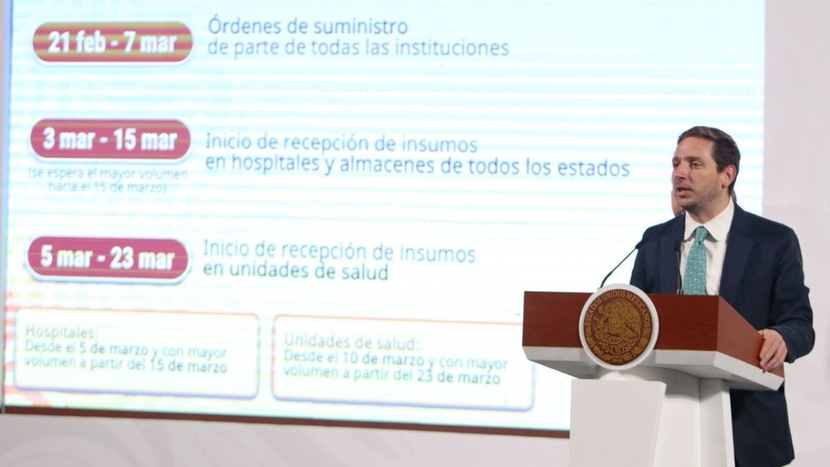 El secretario de Educación Pública, Mario Delgado, entregó la propuesta de la presidenta Sheinbaum para los maestros del país.