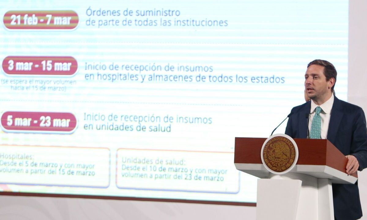 El secretario de Educación Pública, Mario Delgado, entregó la propuesta de la presidenta Sheinbaum para los maestros del país.
