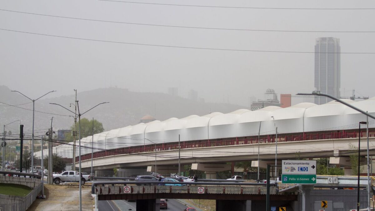 Fuertes vientos ocasionaron caída de árboles, desprendimiento de láminas, anuncios espectaculares y postes de energía eléctrica.