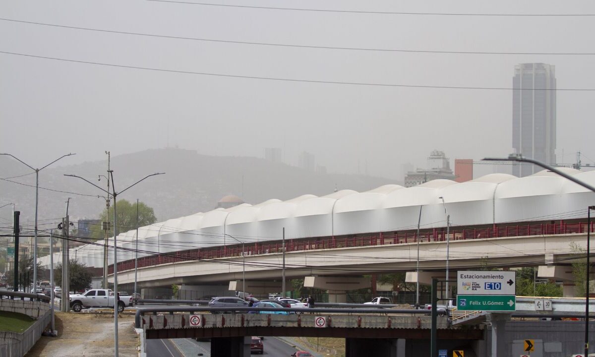 Fuertes vientos ocasionaron caída de árboles, desprendimiento de láminas, anuncios espectaculares y postes de energía eléctrica.