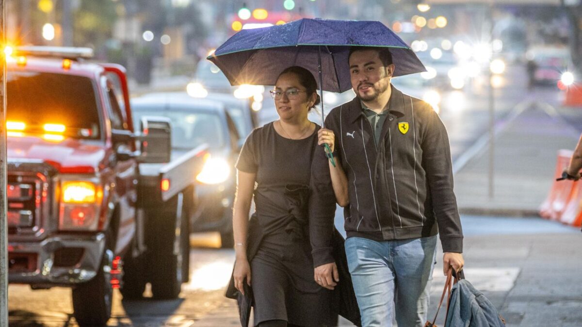 Se observan zonas de lluvias en la mayor parte de la capital del país.
