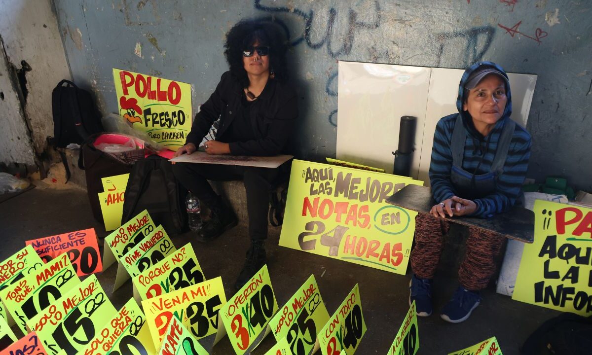 El artista compartió que todo tipo de establecimientos solicitan su trabajo y el de su madre, ya sean negocios pequeños de comida, hasta grandes cadenas departamentales.