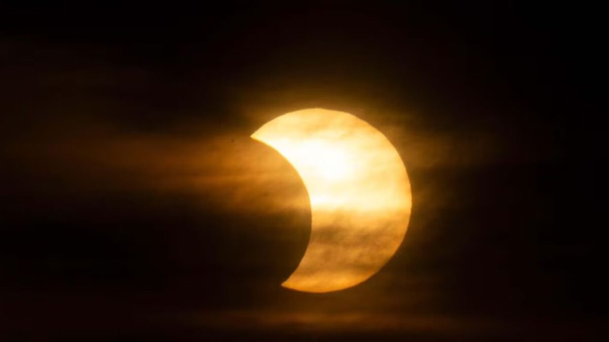 La Luna se ve pasando frente al Sol durante un eclipse solar parcial