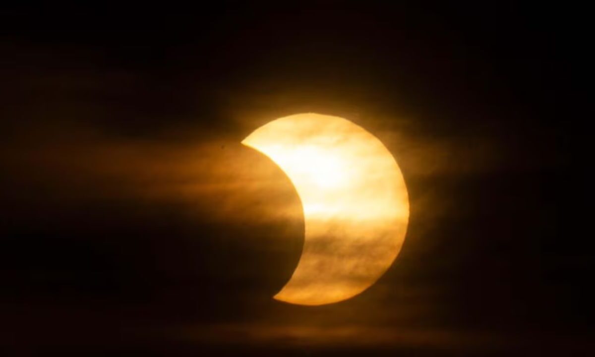 La Luna se ve pasando frente al Sol durante un eclipse solar parcial