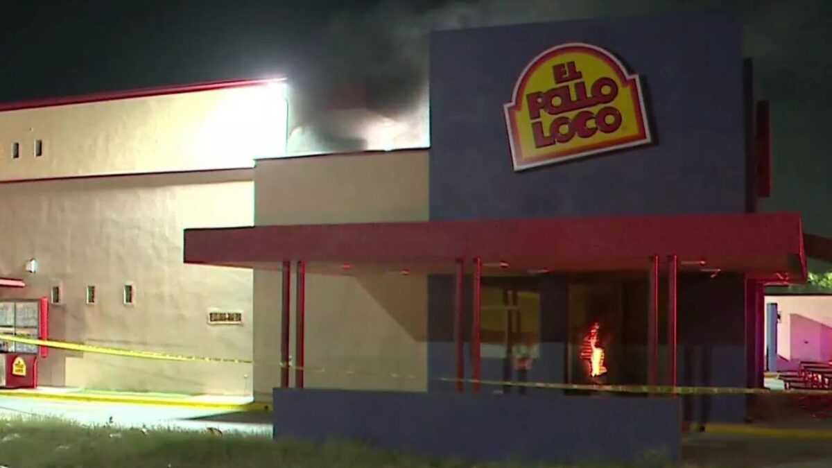 Van cinco ataques incendiarios, con bombas molotov, contra sucursales de la cadena de restaurantes "El Pollo Loco"