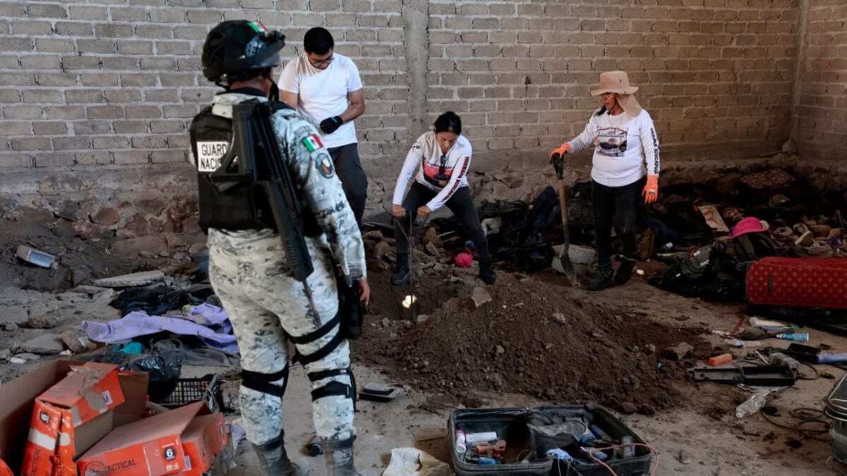 El colectivo Guerreros Buscadores de Jalisco descubrió tres narcohornos en el rancho Izaguirre.