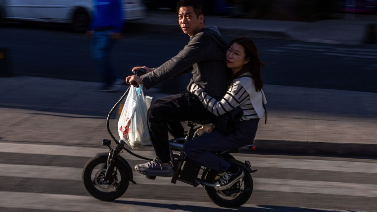 El uso de bicicletas, scooters y triciclos aumentó considerablemente, por ello, las autoridades capitalinas buscan su ordenamiento.