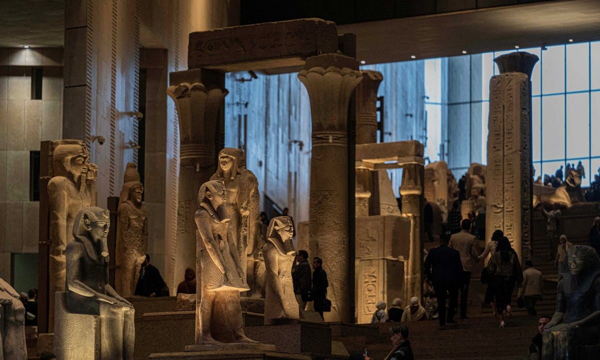Cerca de las icónicas pirámides de Giza en Egipto, el Gran Museo Egipcio (GEM) se prepara para una fastuosa apertura