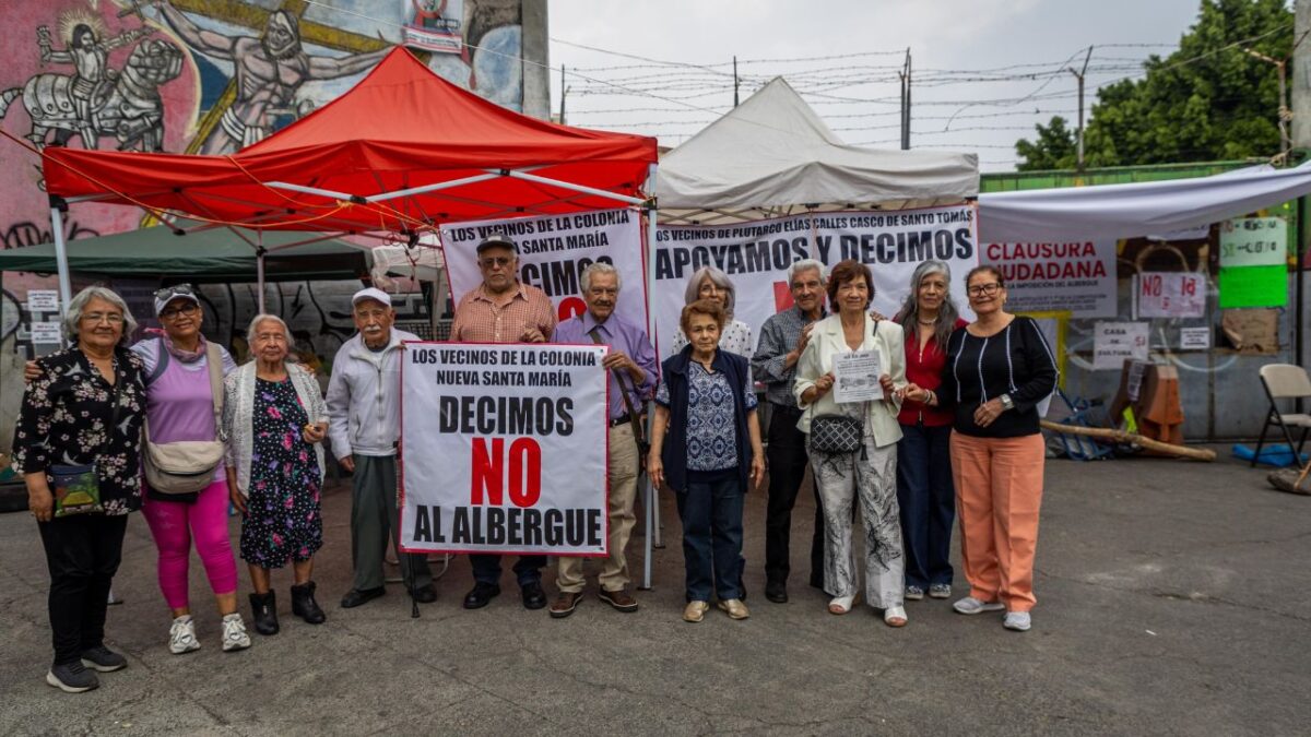 Vecinos de la alcaldía Azcapotzalco, se mantiene en vigilancia al exterior de un predio ubicado en Eje 2 Norte y Av.