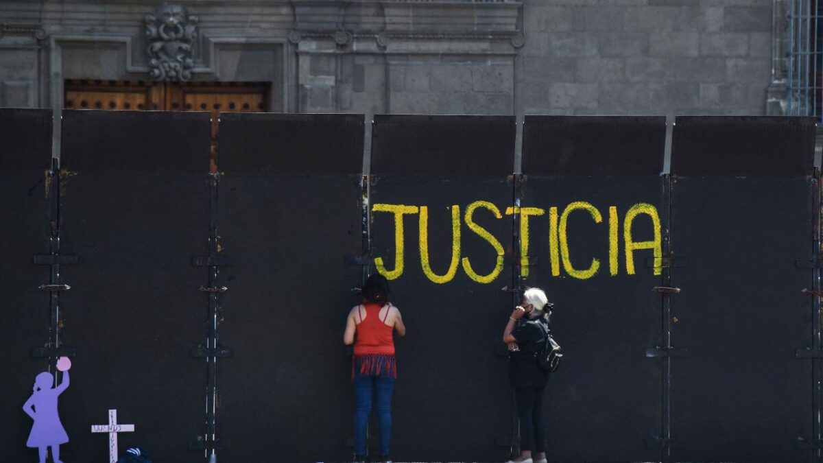 Vallas metálicas resguardan Palacio Nacional previo a las movilizaciones feministas de este 8 de marzo
