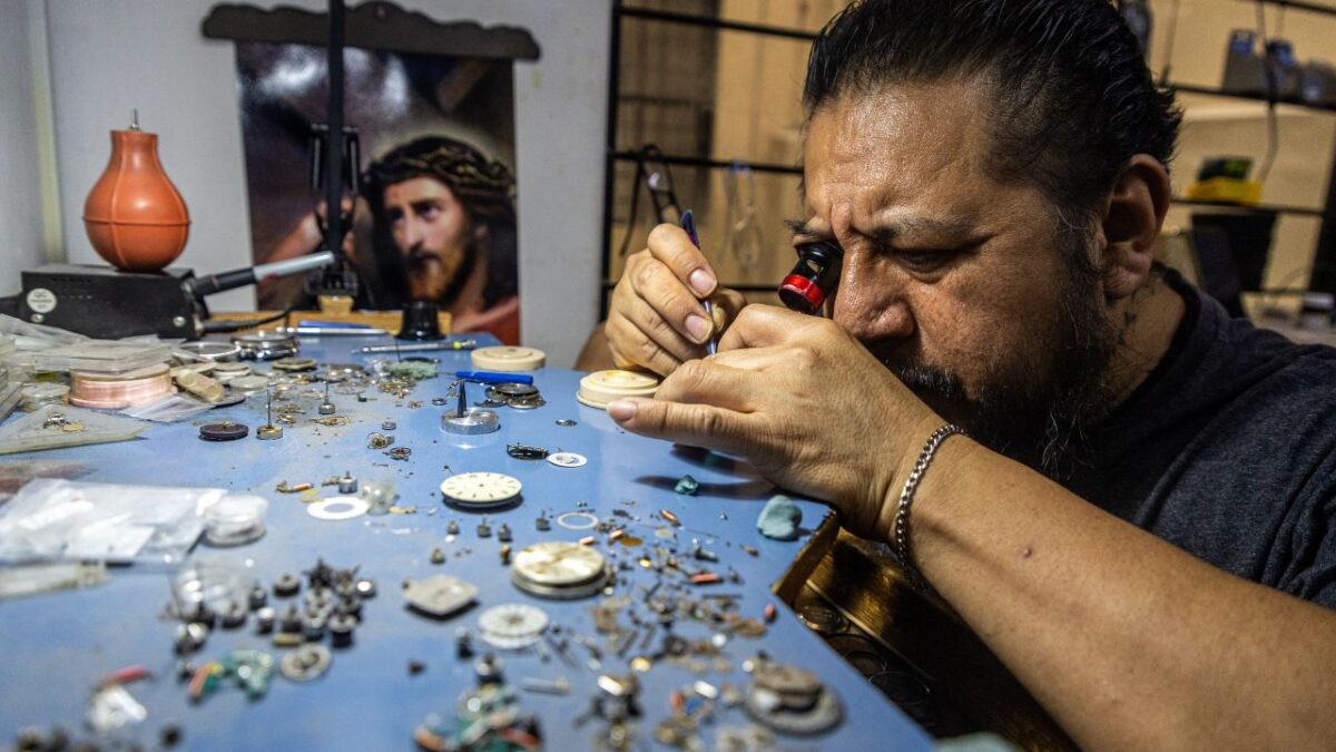 En su pequeño taller, el señor Mauricio tiene todo tipo de herramientas y piezas, desde engranes hasta agujas, para reanimar el corazón de los relojes que llevan sus clientes.