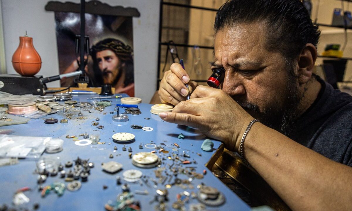 En su pequeño taller, el señor Mauricio tiene todo tipo de herramientas y piezas, desde engranes hasta agujas, para reanimar el corazón de los relojes que llevan sus clientes.