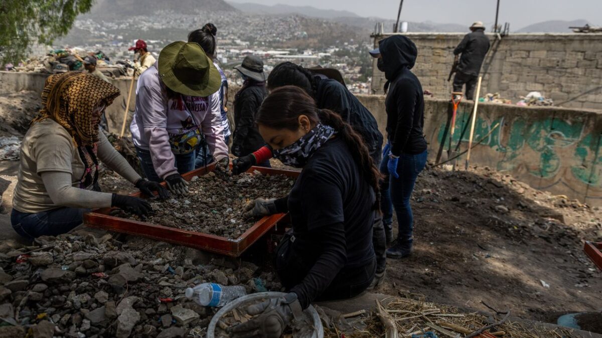 Integrantes de Hasta Encontrarles CDMX realizan las excavaciones y análisis de fragmentos óseos y prendas en busca de 3 hombres.