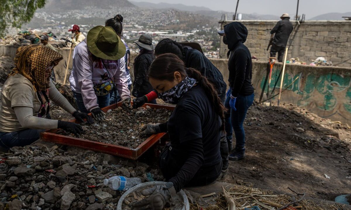 Integrantes de Hasta Encontrarles CDMX realizan las excavaciones y análisis de fragmentos óseos y prendas en busca de 3 hombres.