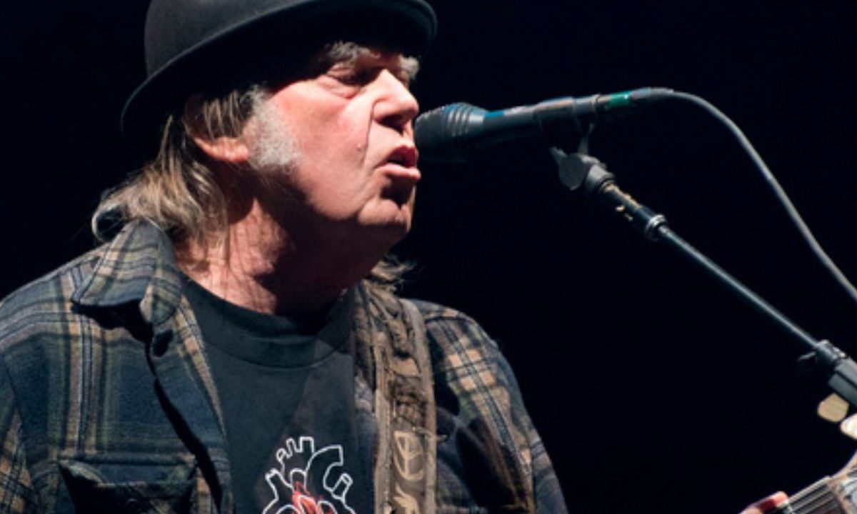 El músico Neil Young anunció a través de su sitio web que dejará de vender entradas con precio platino para sus futuros conciertos