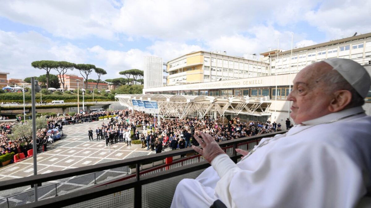 A pesar de su estado de salud, del Papa saludó a los fieles y realizó una parada en la Basílica de Santa María