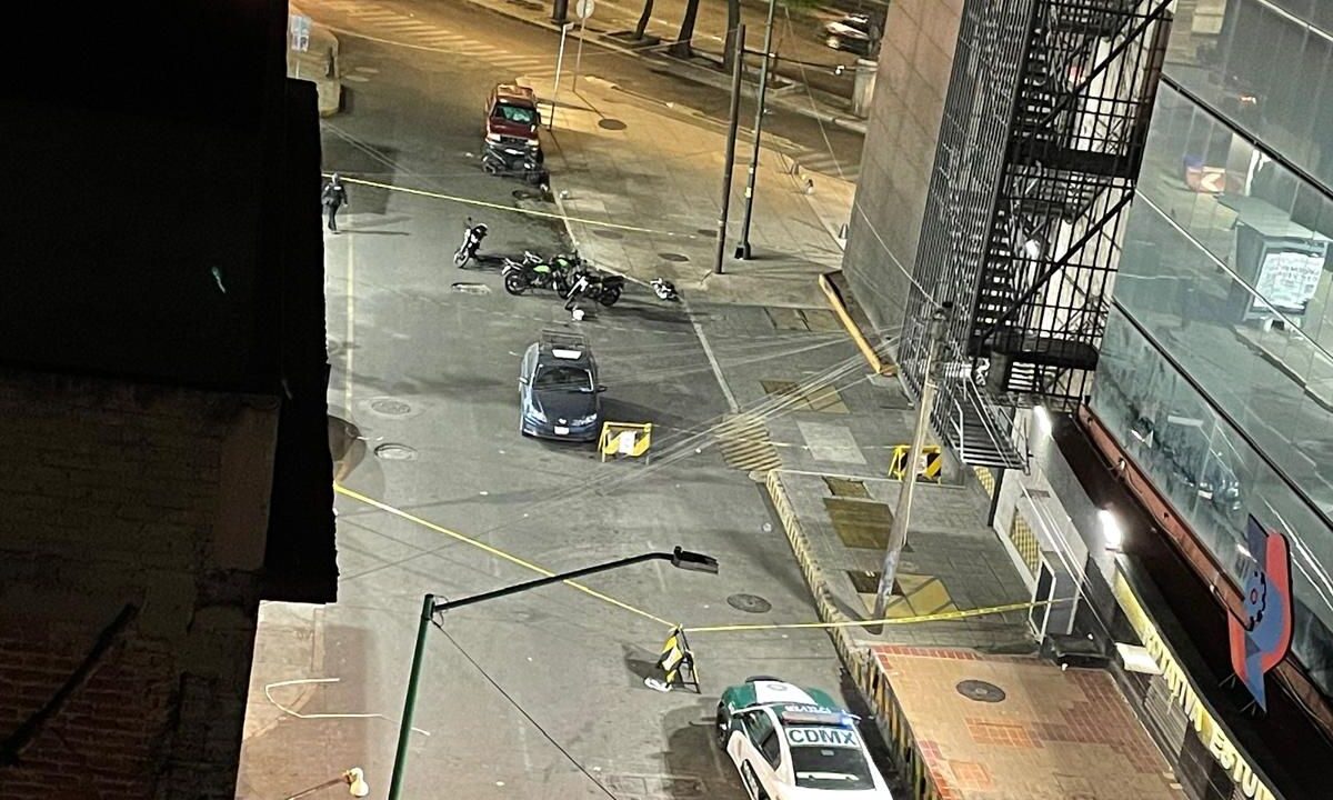 La Policía capitalina acordonó las inmediaciones del Metro Hidalgo, donde este martes un hombre venezolano fue acribillado en un campamento de mariguana. 
