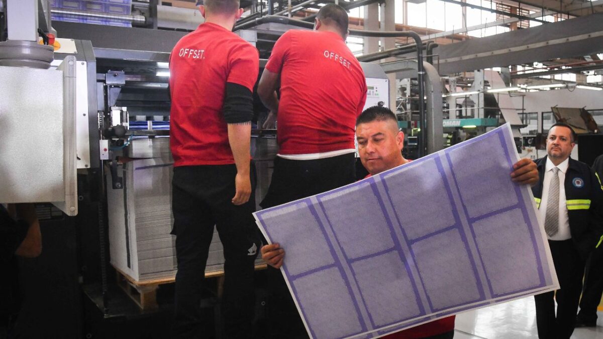 INE. El pasado 21 de febrero se imprimieron las primeras de las 602 millones 387 mil 442 boletas para los comicios extraordinarios.