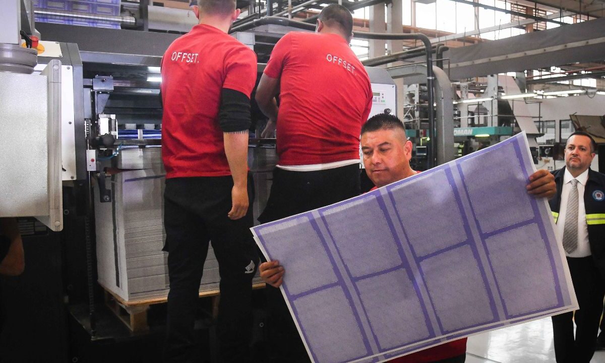 INE. El pasado 21 de febrero se imprimieron las primeras de las 602 millones 387 mil 442 boletas para los comicios extraordinarios.
