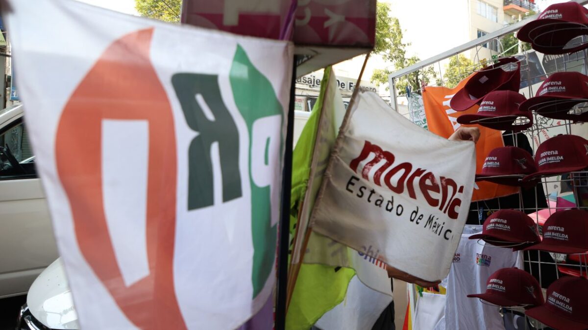 Pese a ser un evento convocado por el Gobierno federal, el 9 de marzo el Zócalo capitalino se llenó de banderas y propaganda de Morena, la CROC, la Catem e incluso algunas con el logotipo de Batman, entre otras.