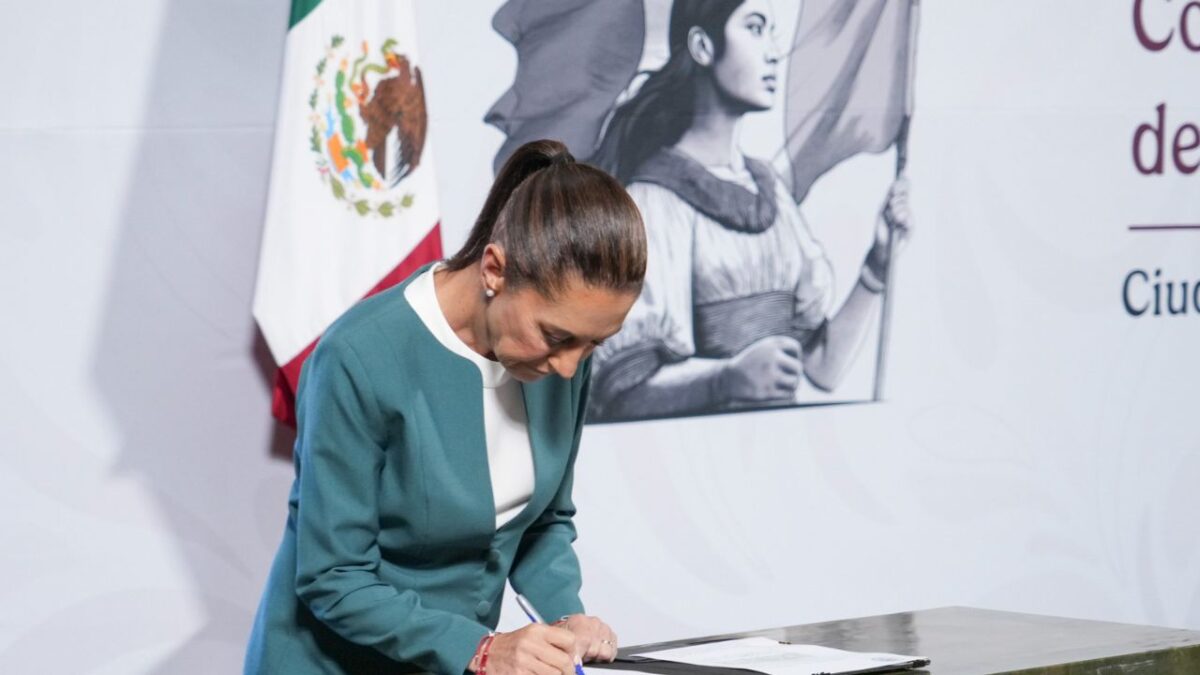 Durante la Mañanera, la Presidenta firmó el decreto contra la siembra de maíz transgénico.  
