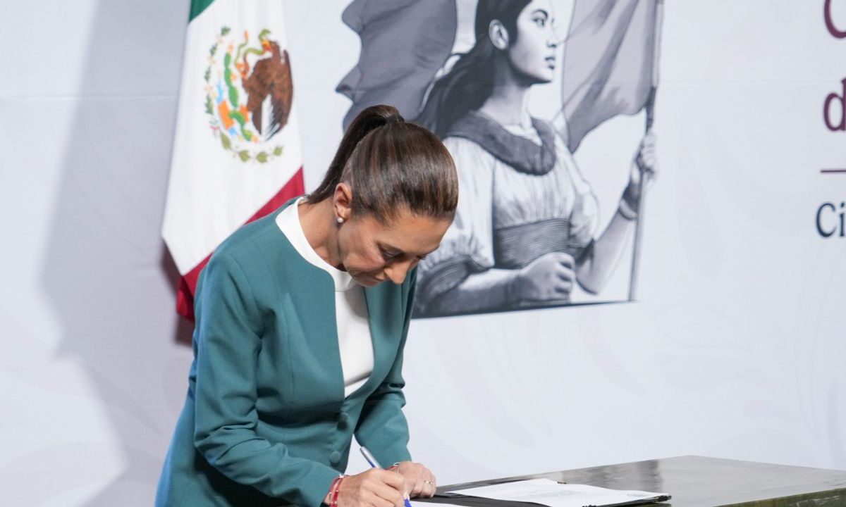Durante la Mañanera, la Presidenta firmó el decreto contra la siembra de maíz transgénico.  