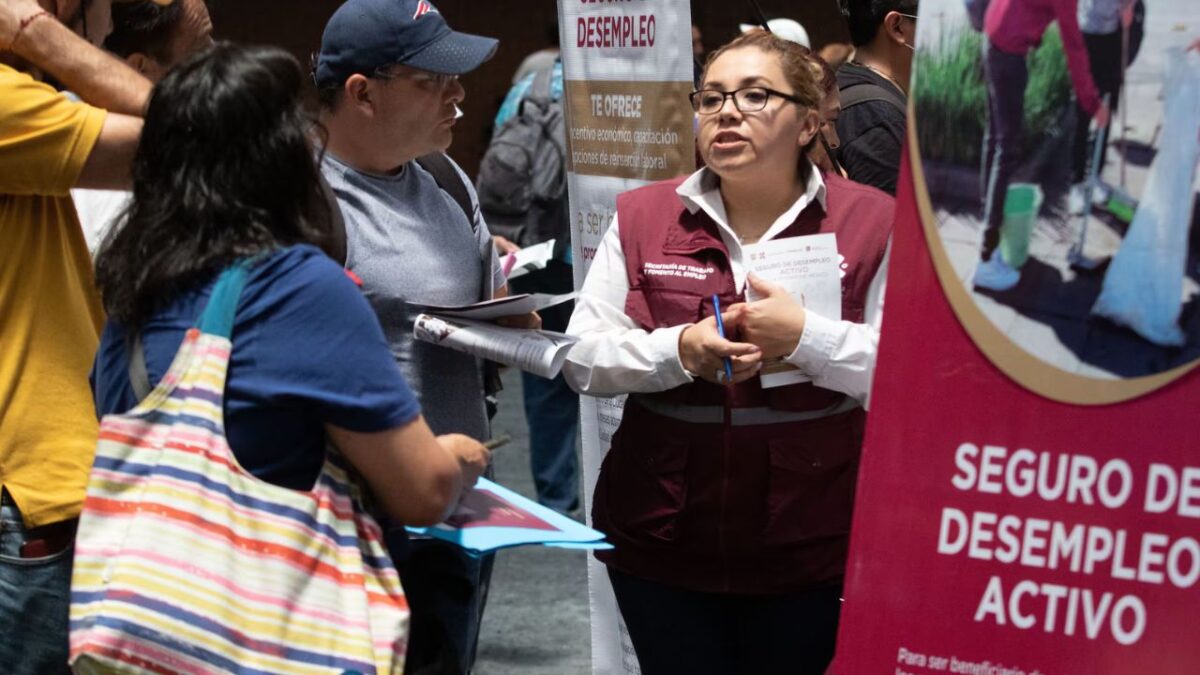 Personas se informan para activar el seguro del desempleo que otorga el gobierno capitalino