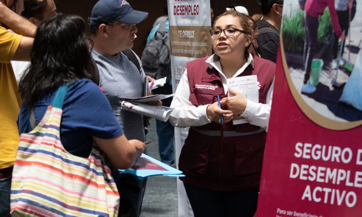 Personas se informan para activar el seguro del desempleo que otorga el gobierno capitalino