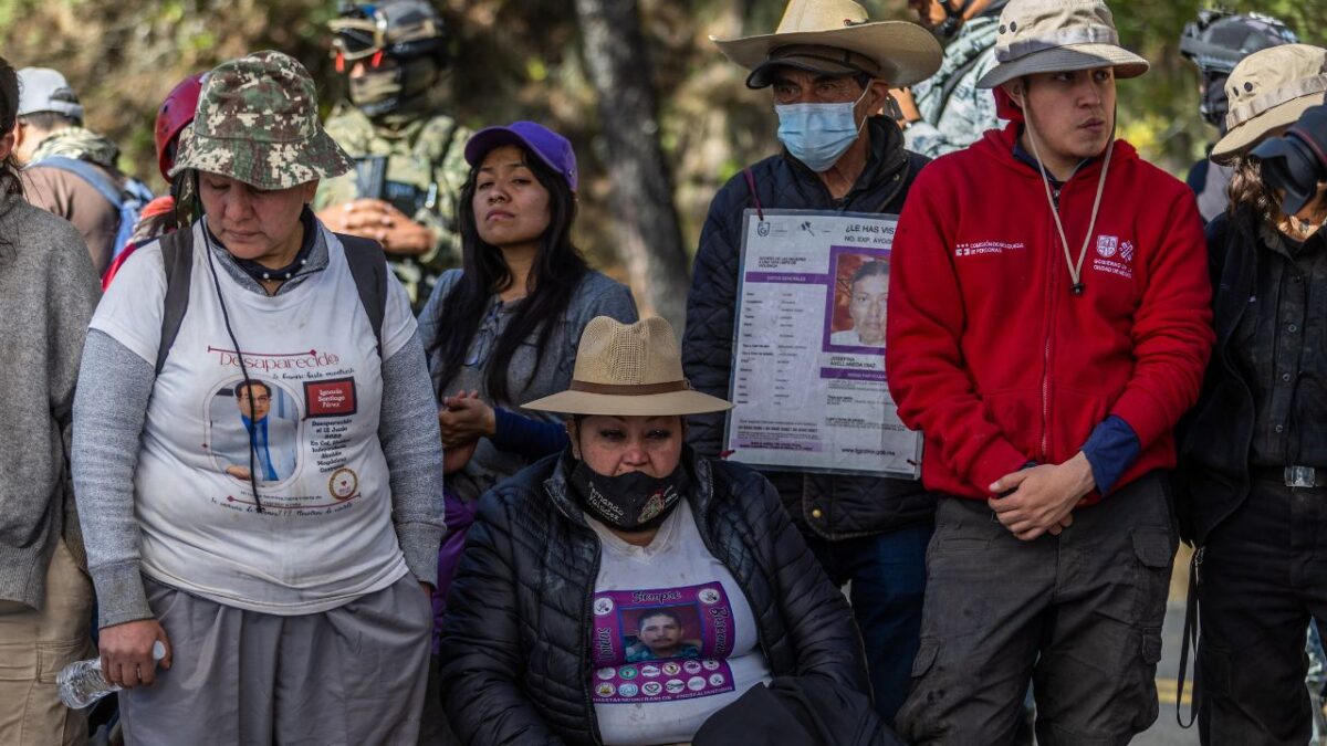 Integrantes de las brigadas de búsqueda en la capital, se apoyan en las acciones de investigación y respaldo emocional.
