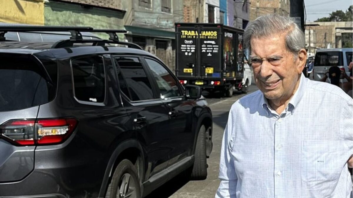 Mario Vargas Llosa pasó por la inaccesible casa donde nació Felipe Pinglo