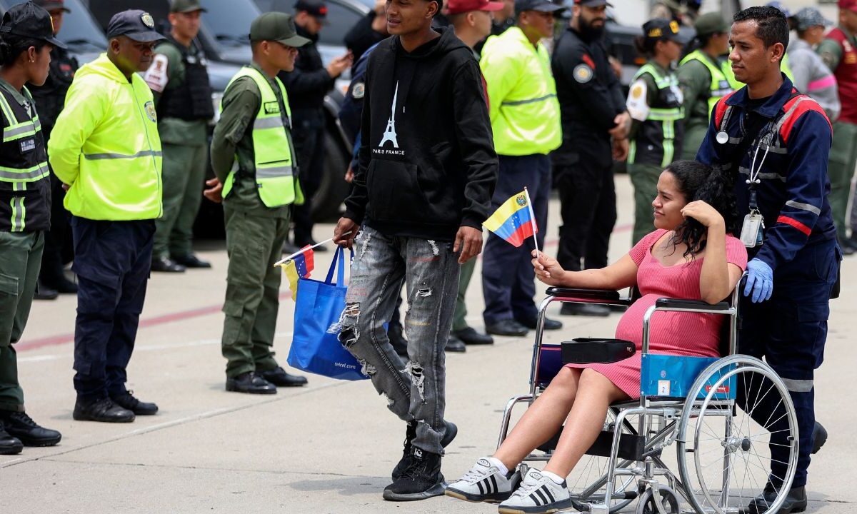 Una inmigrante venezolana es trasladado en silla de ruedas a su llegada al Aeropuerto Internacional Simón Bolívar de Maiquetía, Venezuela