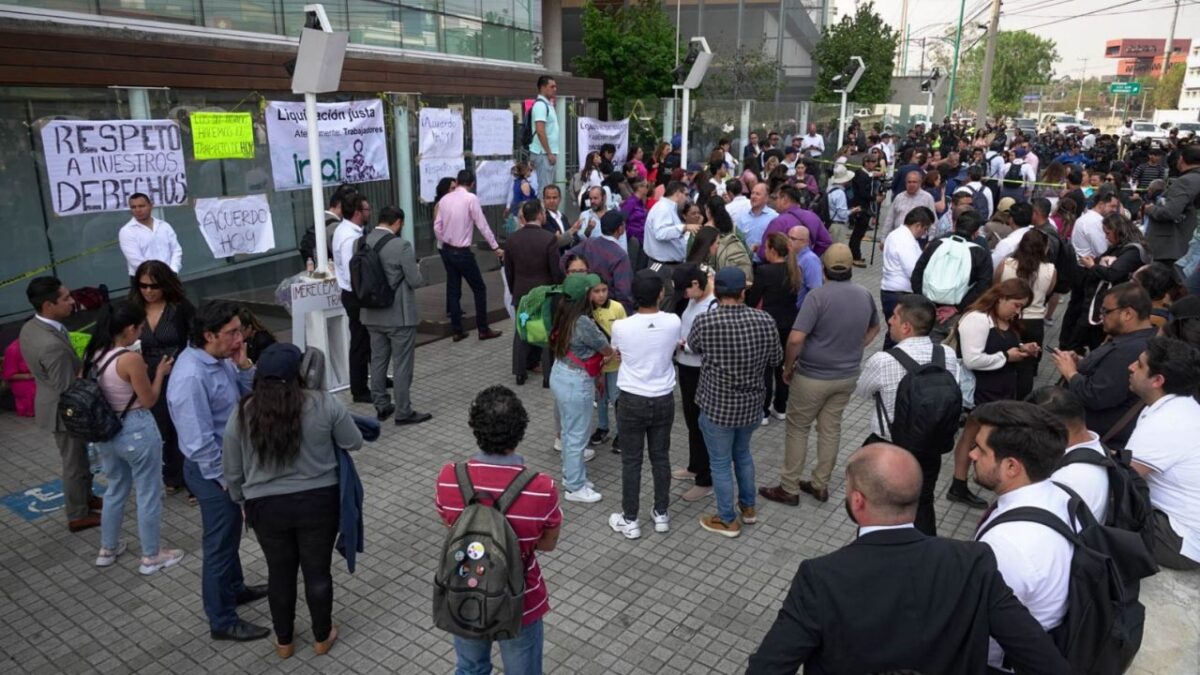 Los trabajadores del INAI acordaron seguir con la toma de instalaciones de manera indefinida ante la incertidumbre laboral.