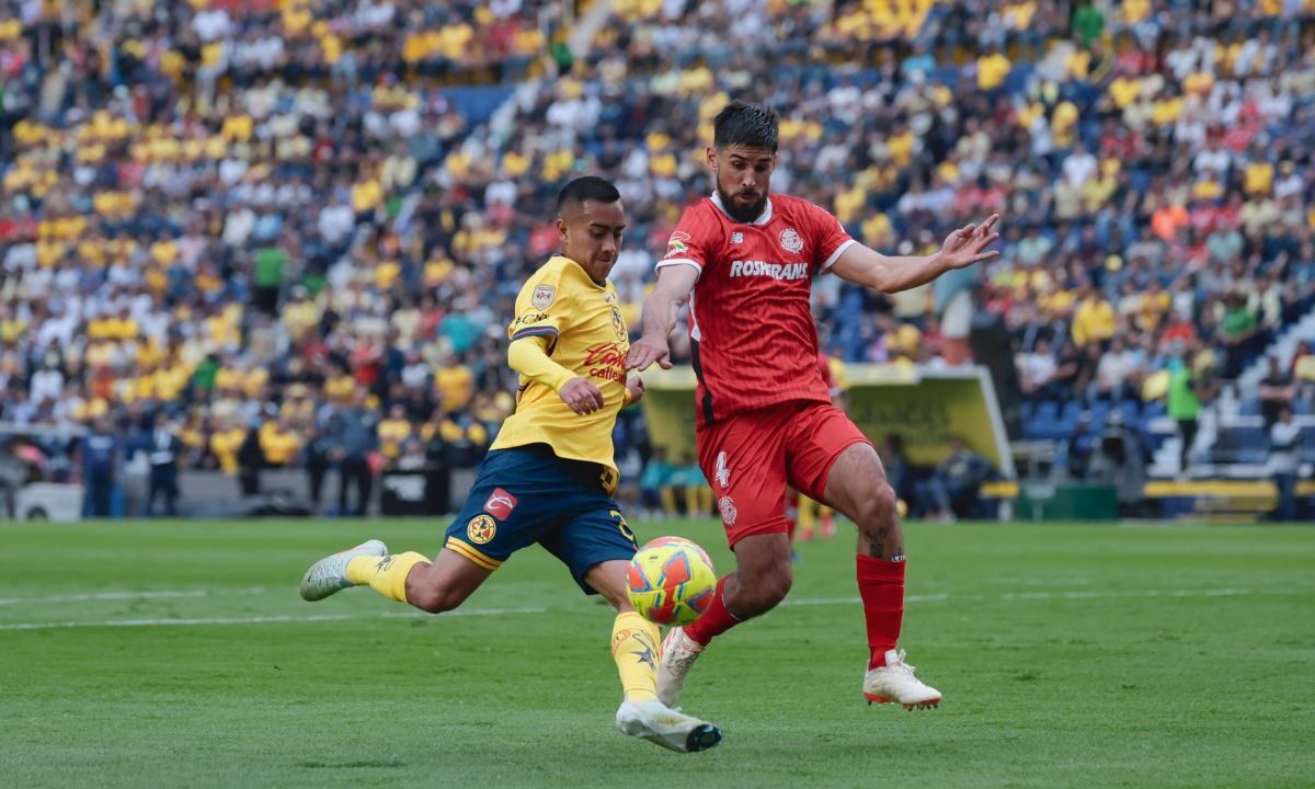 Las Aguilas del América vencieron a los Diablos Rojos del Toluca en el Estadio Ciudad de los Deportes, 3 a 0 en la Jornada 10.