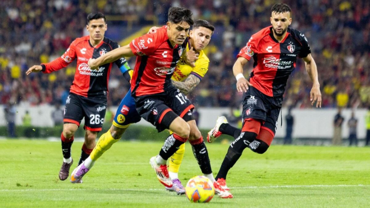 América consigue convertirse en líder del torneo tras vencer a los Zorros del Atlas como visitantes en el Estadio Jalisco.