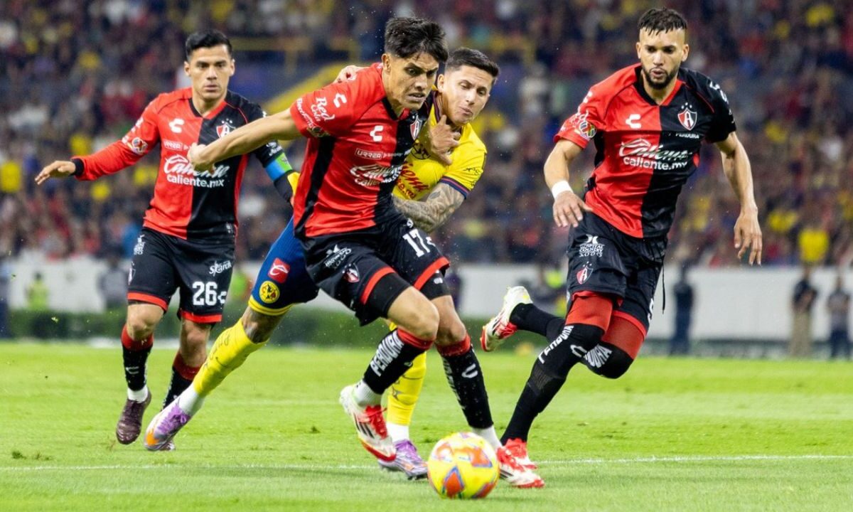 América consigue convertirse en líder del torneo tras vencer a los Zorros del Atlas como visitantes en el Estadio Jalisco.