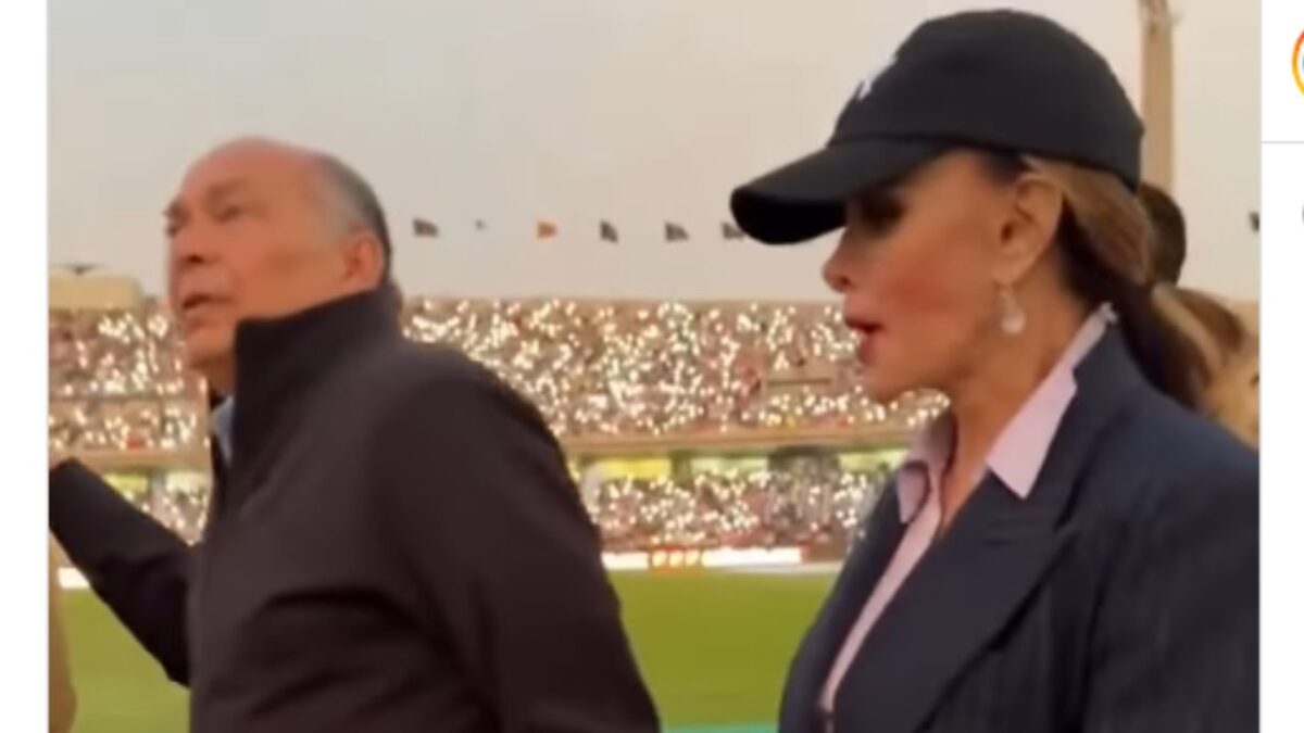 Antonio Pérez tomado de la mano con Lucía Méndez en CU.
