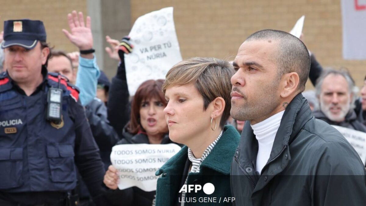 Dani Alves dejando el tribunal de la justicia española.